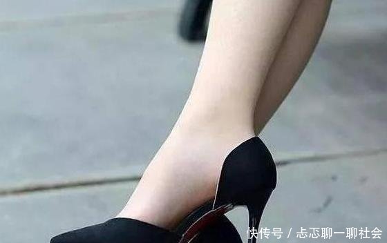 清新迷人尖头高跟鞋，衬托出都市女人的魅力，显现性感的魅力！