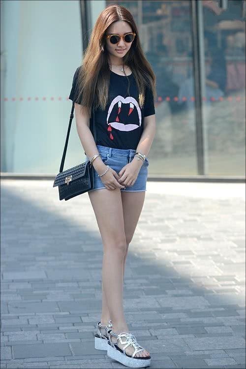 街拍:身材高挑回头率高的小姐姐,外表上时尚感十足很有看头!