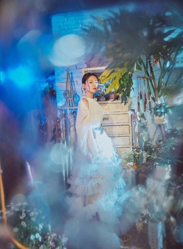 陈乔恩真大胆！穿的紧身的上衣还勒变形了 网友：隔着屏幕觉得疼