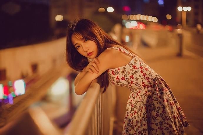 清纯碎花裙美女深夜街拍性感写真图片