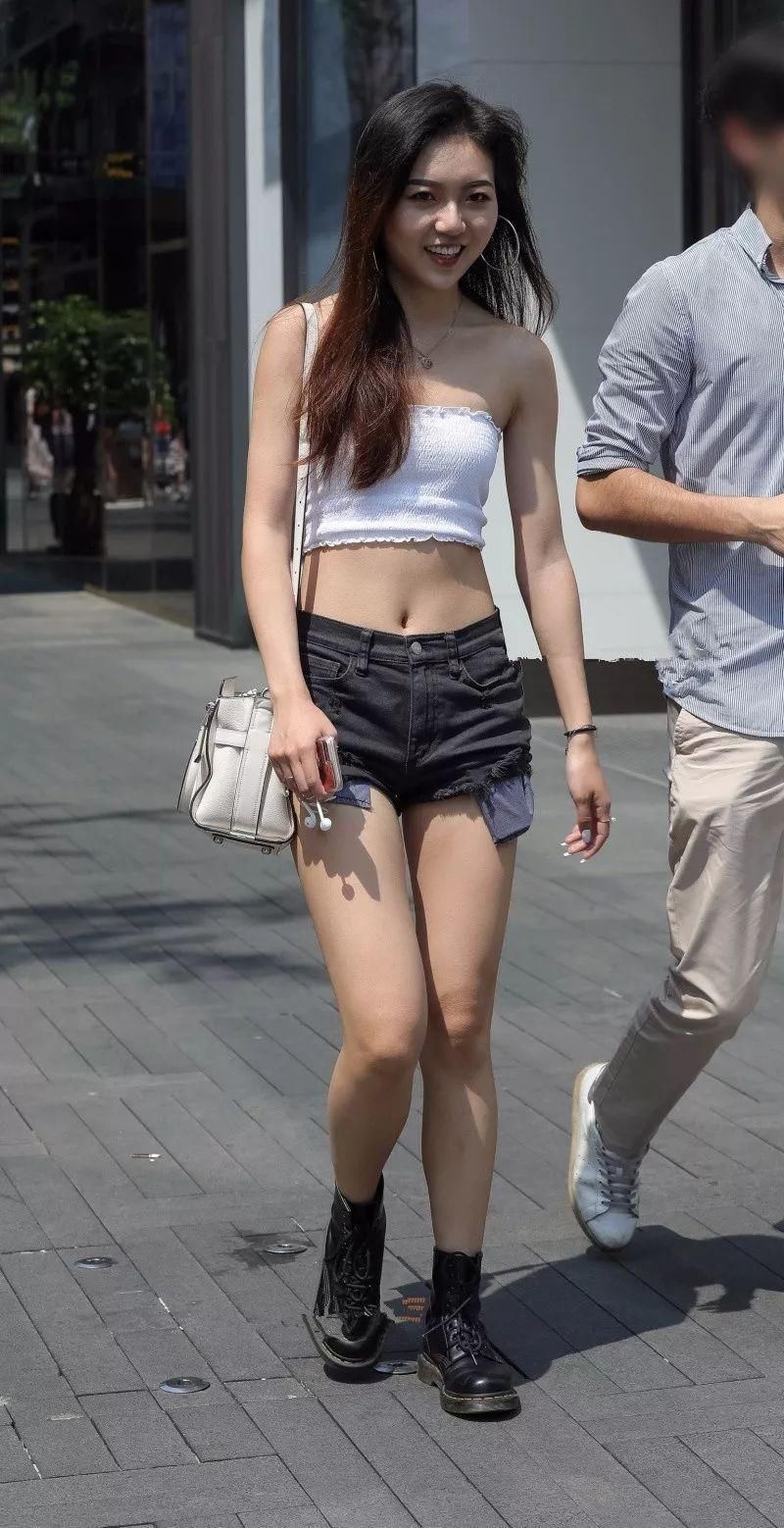 旅拍:牛仔热裤雪白如玉修长美腿露脐装小蛮腰气质女郎