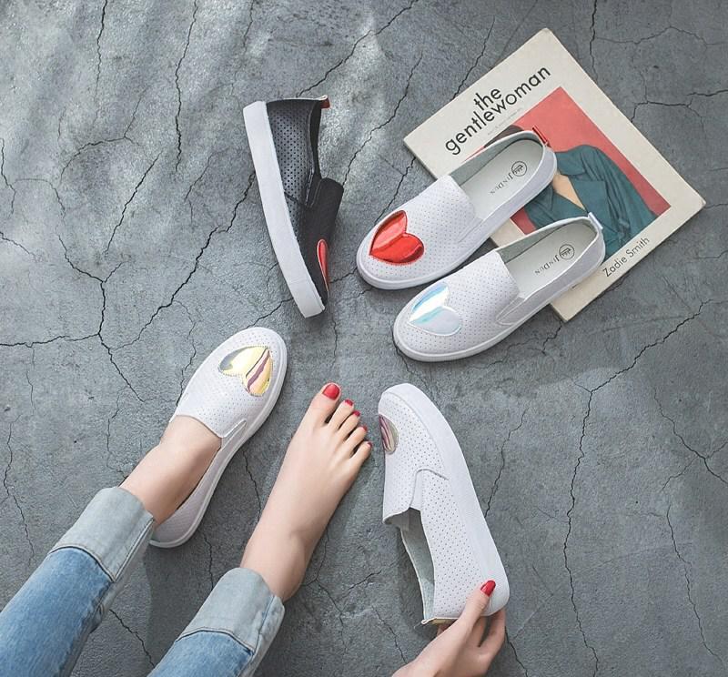 越来越多女人不穿高跟鞋了，如今大家流行这样穿，连闺蜜都羡慕我