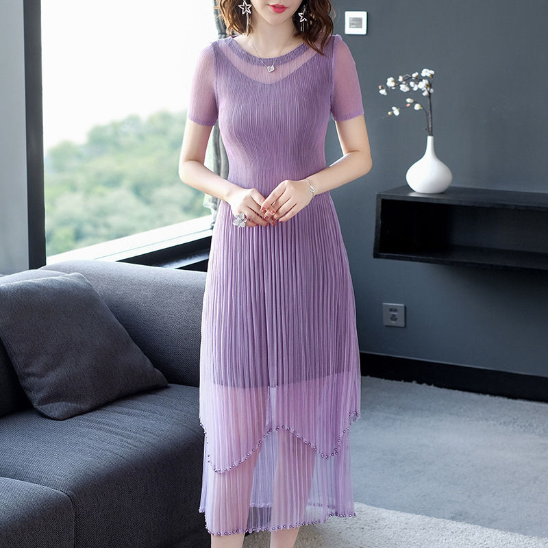 告诉你，下面这些优雅的紫色裙，显白又显嫩，不穿高跟都显腿长