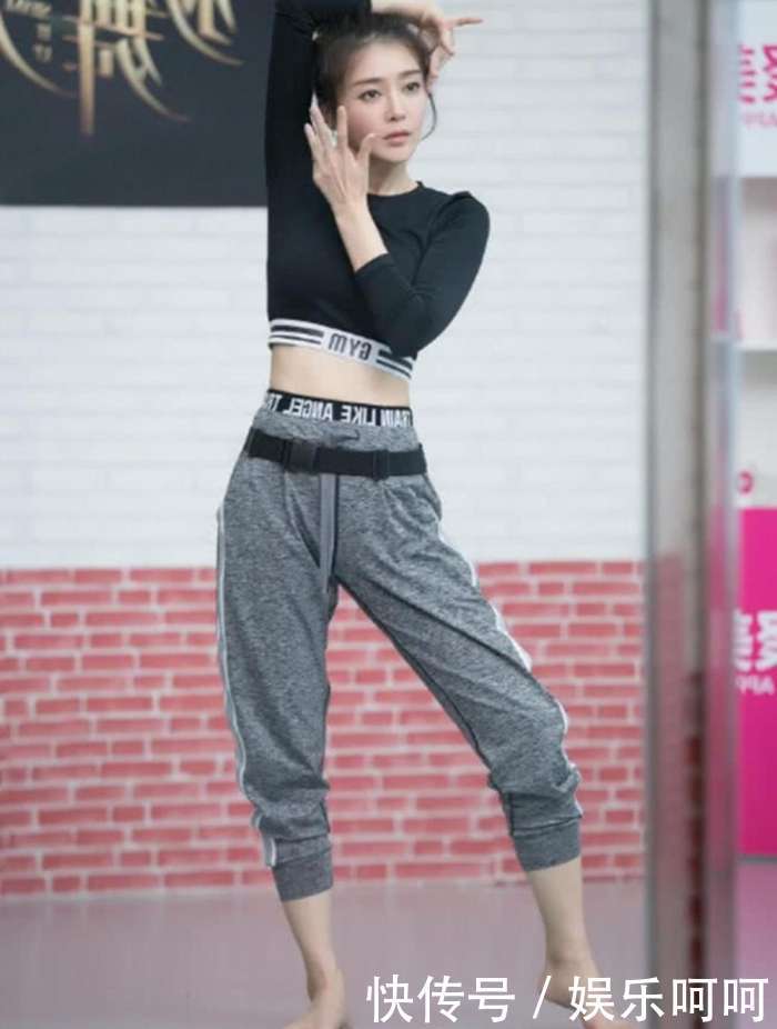 秦岚又瘦了, 身穿露脐装大秀完美腰身, 网友: 简直就是“腰精”!