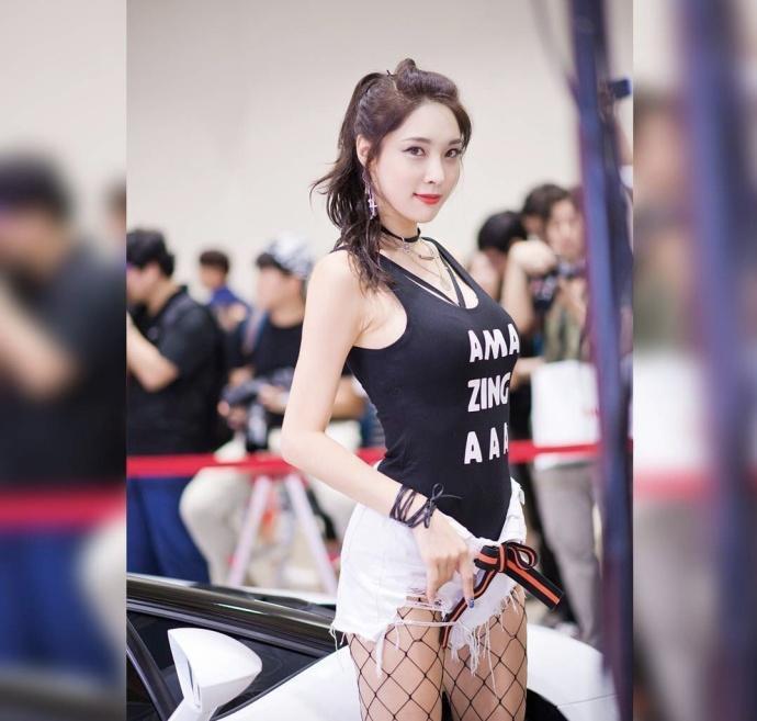 街拍:小姐姐简单而又不简约的装扮,热裤VS包臀裙哪种更好看！