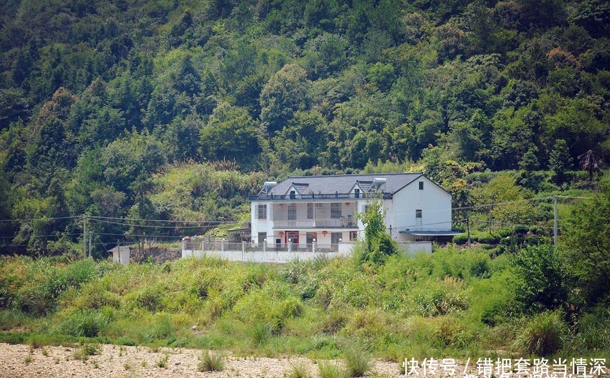 美丽的山村，家家户户建楼房，有一种建筑却造在悬崖峭壁上