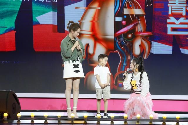 亲子装还能这么穿？邓莎大麟子私服穿搭大玩撞色，时髦又耐看