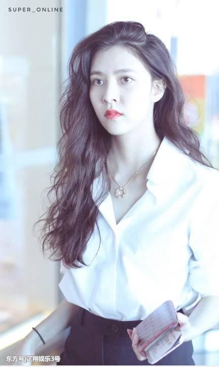宋妍霏、王珞丹同穿白衬衫配阔腿裤，这差距原谅我不厚道地笑了！
