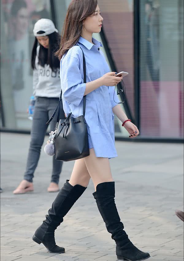 街拍成都：黑色长筒靴永远都能穿出小姐姐美腿的性感和诱惑