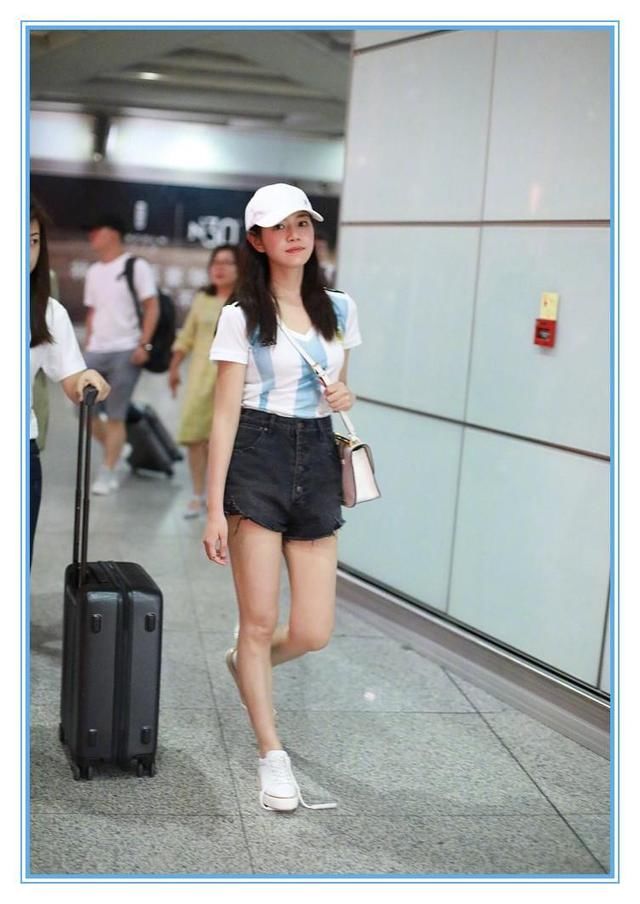 陈妍希越来越少女了！T恤配短裤大秀长腿，网友：还是那个沈佳宜
