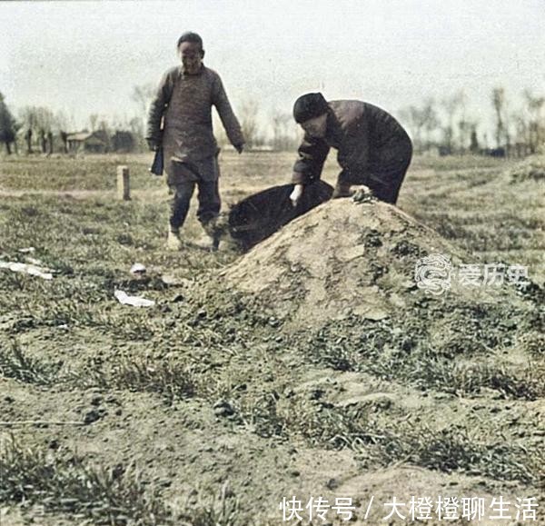 『焚烧纸钱』民国时清明扫墓的上色彩照:趴在亲人坟头哭诉 割舍不了的思念