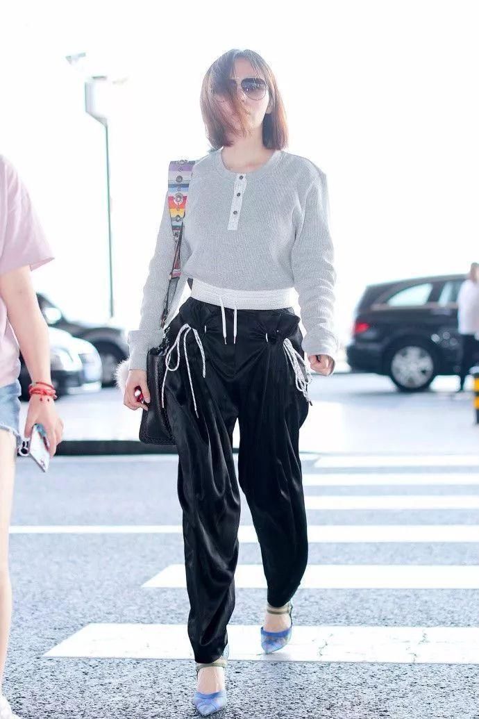 周笔畅穿上裙子，越来越有女人味，张靓颖却穿的像个女汉子!