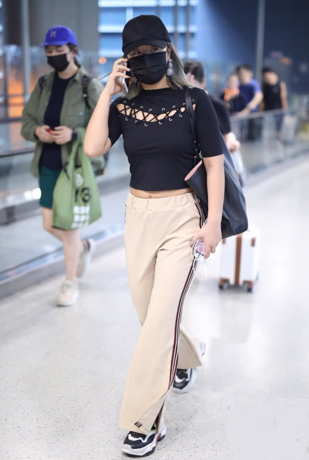 王菊真是够了，把T恤剪烂都没露出重点，还把腰上的赘肉挤出来!