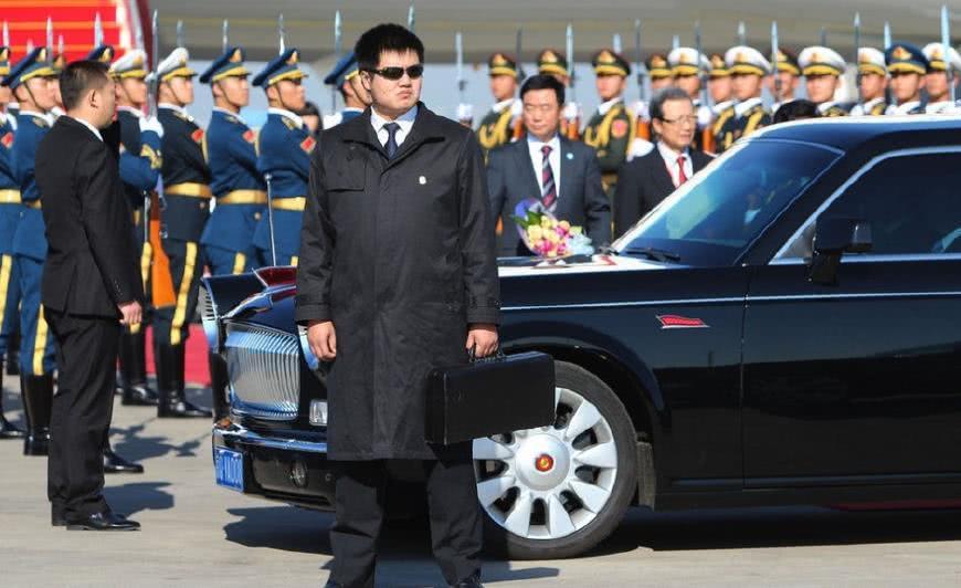 她是"中国第一美女保镖",一直未婚,只因睡觉有这一特殊习惯