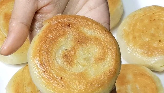 「用手揉成」肉饼这样做最好吃,调馅、和面有秘诀,一抻一拉酥脆多层,太香了