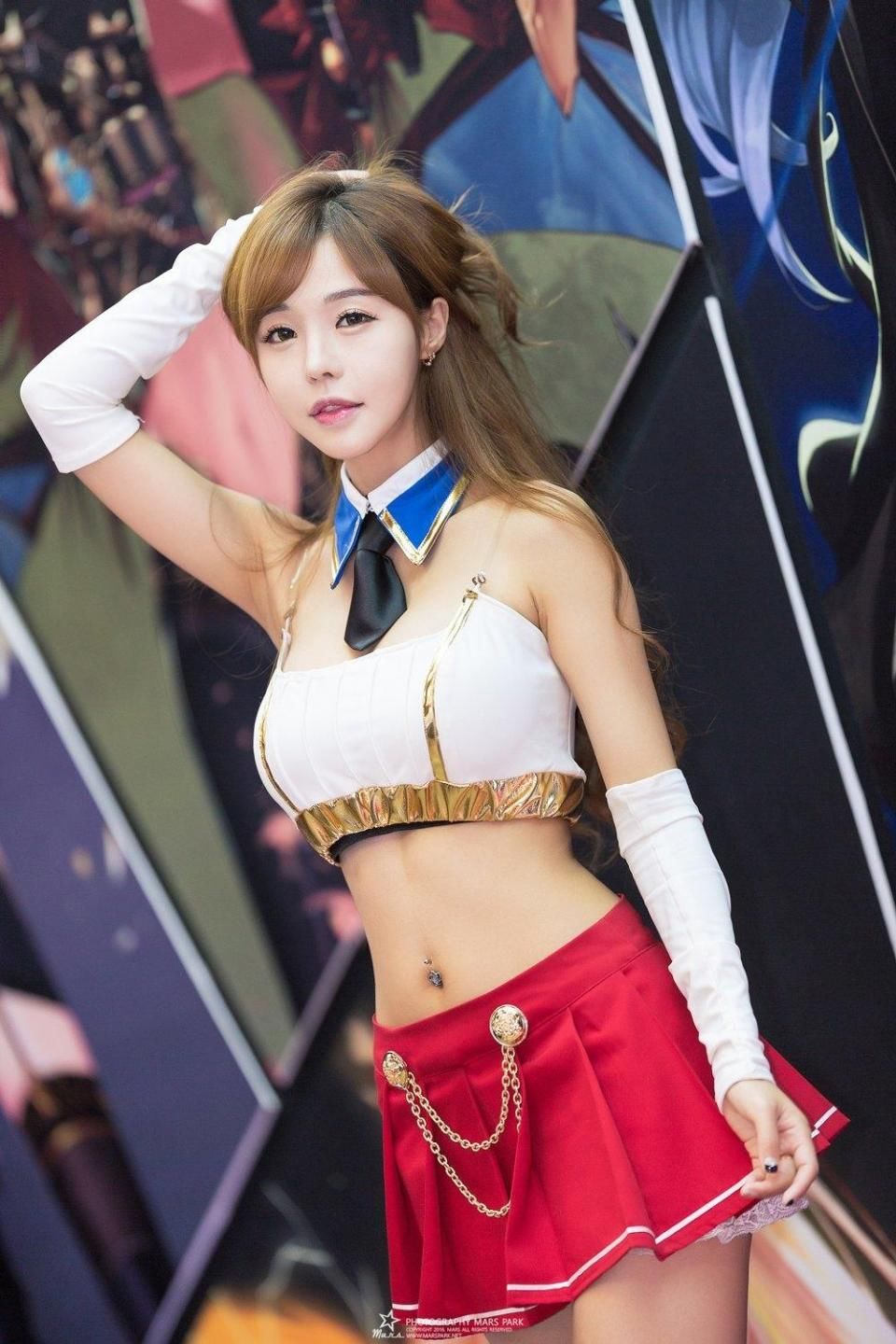 韩国美女徐珍儿穿短裙拍写真，笑容甜美身材丰满又迷人！