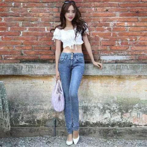 清新唯美的牛仔裤美女，将休闲与恬静的味道融为一体