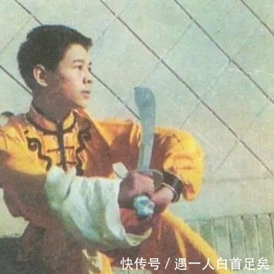 糟糠之妻■李连杰为改运娶前妻?抛弃“糟糠之妻”后黄秋燕寄居地下室
