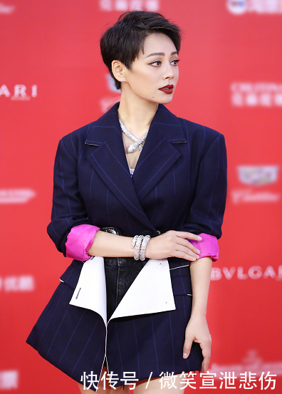 宁静因为耿直被热议，46岁的她打扮起来还是御姐，谁能说她老