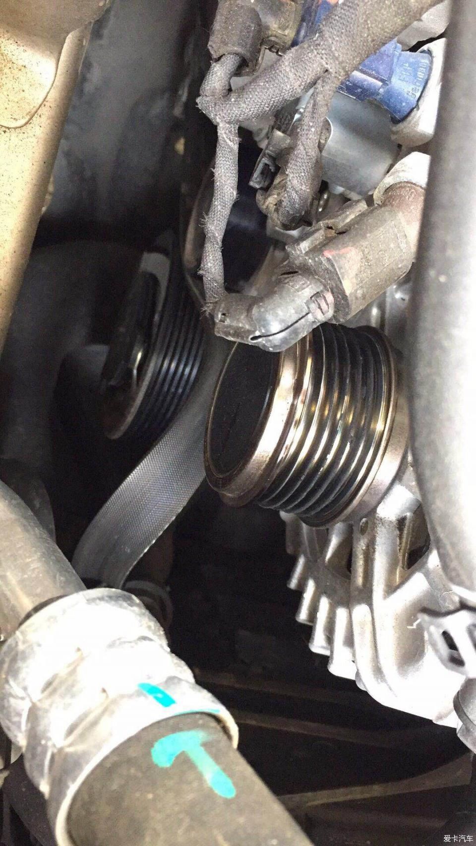 机仓冒出一缕青烟。柯迪亚克空调压缩机坏了。