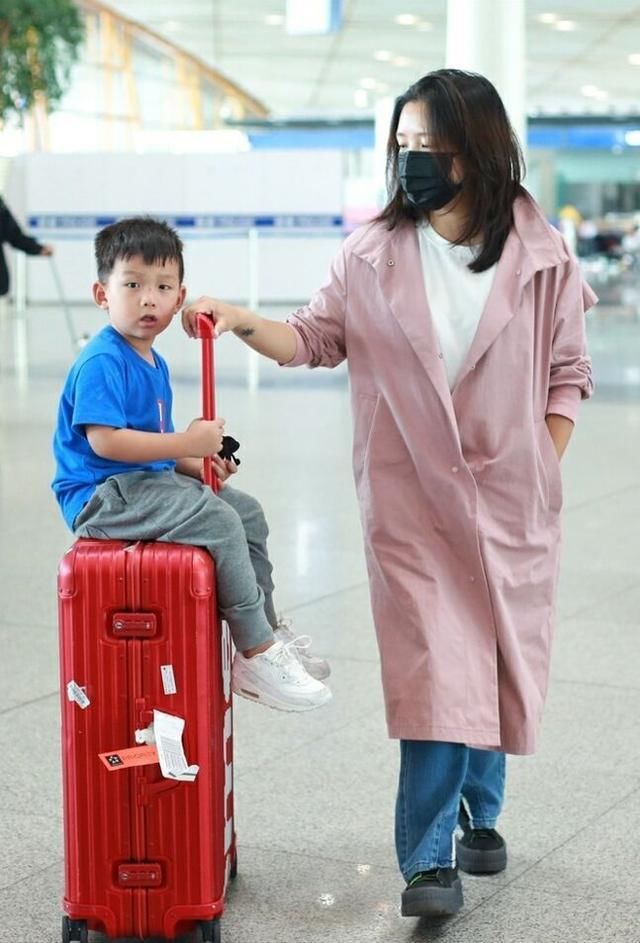 何洁穿风衣几乎把腿遮完了!这身高还有这粗腿，怎么穿都不好看!