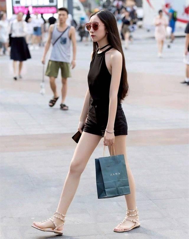 街拍，难驾驭的复古印花造型，帮你搭配一款合适包包，轻松出街