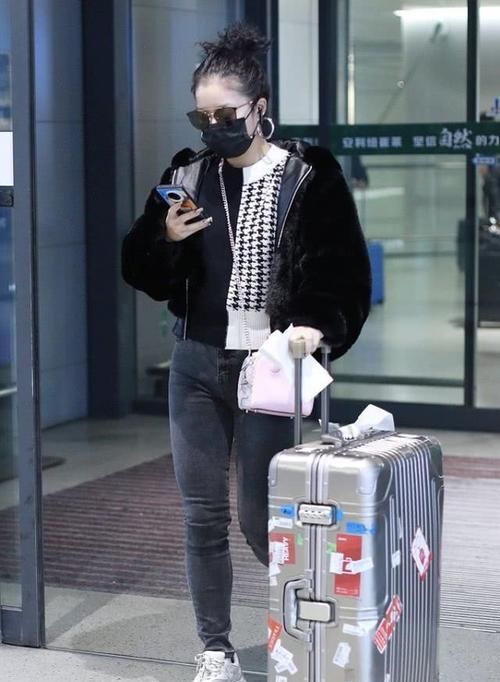  「新造型」王菊又现新造型，穿拼接卫衣搭毛绒外套，梳＂爆炸＂辫吸人视线