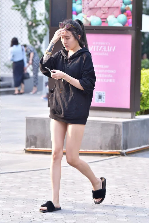 气质小姐姐大玩下身消失女神范儿十足，引得无数路人竞相围观