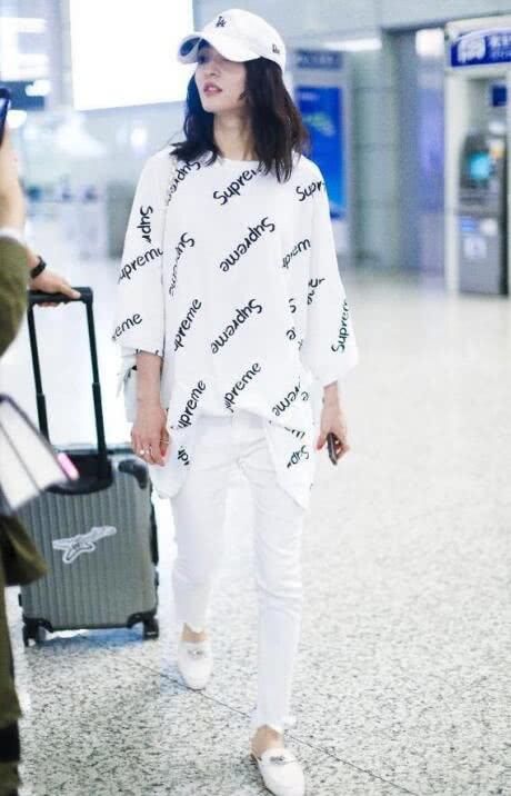 35岁吴昕穿紧身裤，36岁张韶涵穿紧身裤，大妈和少女的区别！