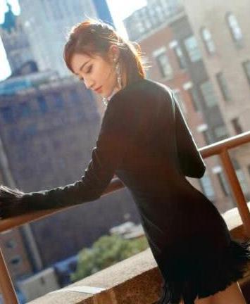 景甜亮相纽约时装周，黑色短裙魅力十足，网友：难怪张继科会爱上