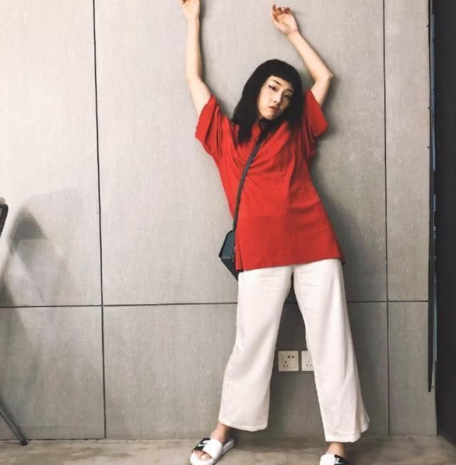 杨超越知道冷了，穿了长袖卫衣，但我觉得还是换条长裤实在一点！