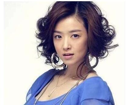 蒋欣穿无袖裙手臂吓人，网友：这发型真是绝了