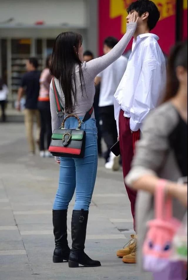 紧身牛仔裤搭配黑色皮靴，展现最萌身高差，让人眼前一亮
