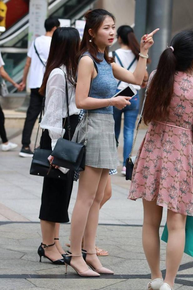 梳丸子头的小姐姐有一双修长的美腿，穿上肉色丝袜更加性感迷人