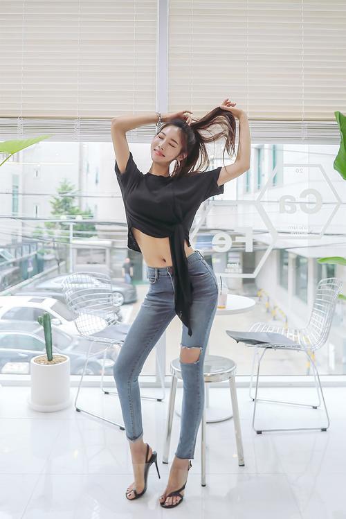 路人街拍，长相清秀的小姐姐，穿着简单又出众，洋溢着青春的气息