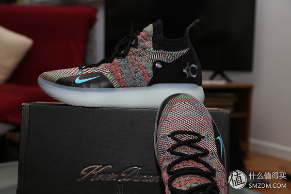 新买的东西 篇一:KD11骚彩色伪开箱，拍出来比实际好看的鞋子