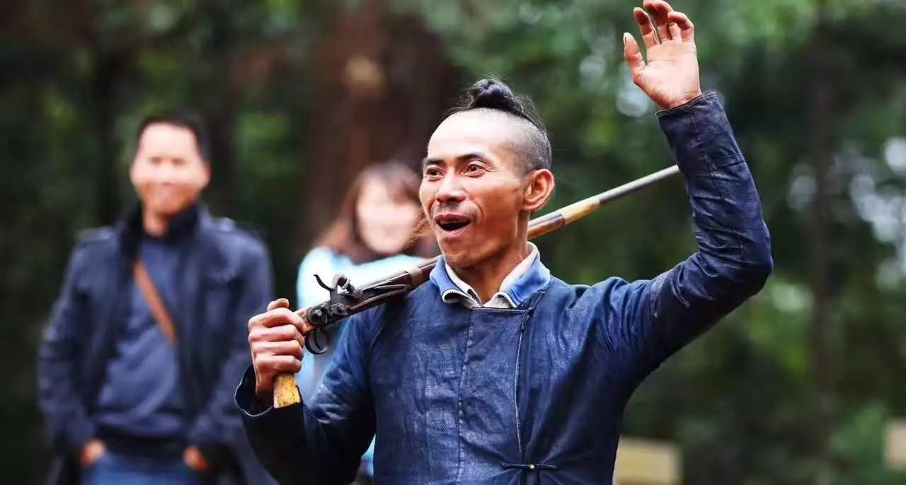 中国唯一合法持枪的村落,镰刀用来剃头,有游客到来还会开枪欢迎
