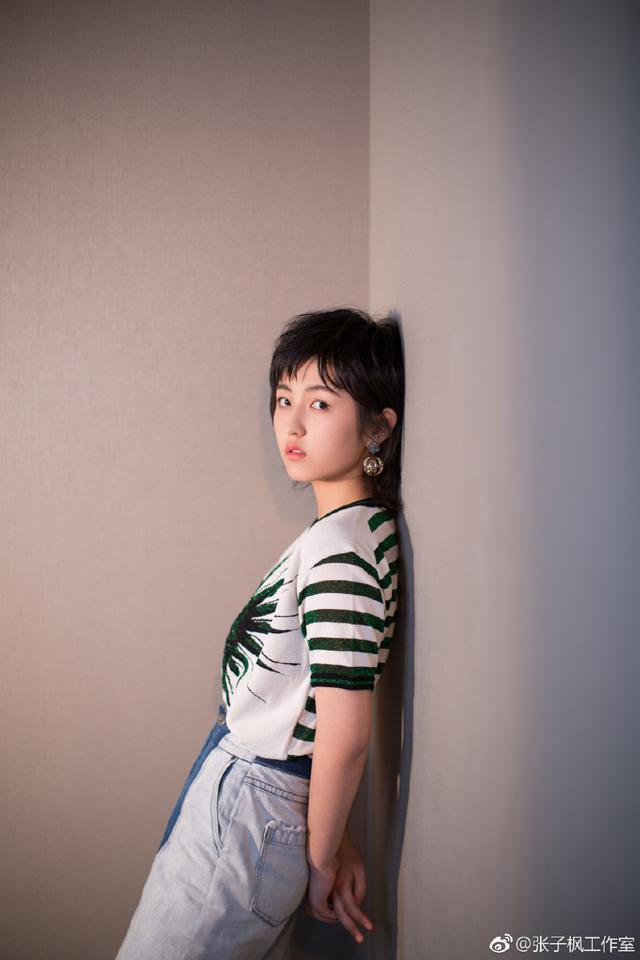 辣眼睛！张子枫穿搭青春有活力 却输在了鞋子上，网友：又穿错了