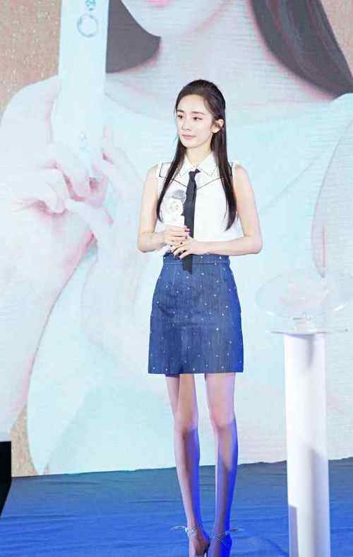 杨幂总算换高跟鞋，但要踮起脚尖走路，网友：大腿更完美