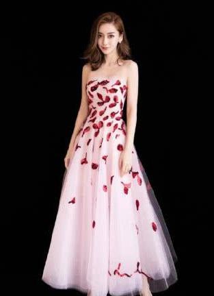 杨颖现身快本,身上的短裙开叉到大腿根部,网友注意力却在鞋子上