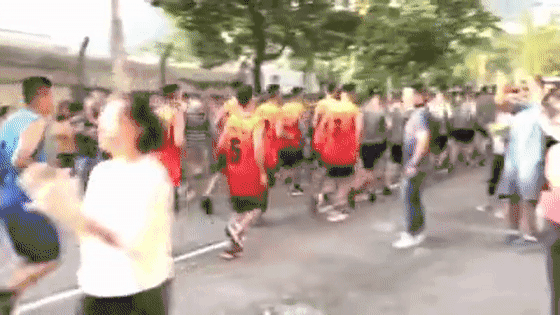  「人民日报」大律师指驻港部队便装清理街道合法，人民日报：阵