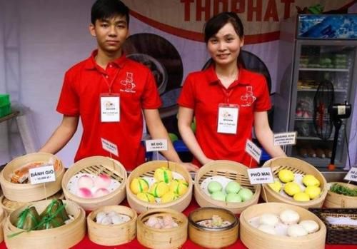 贴中文标语不欢迎中国人，并对中国游客拳打脚踢，如今终于后悔了