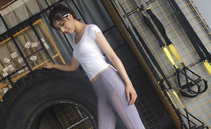 魅力十足的打底裤美女，彰显落落大方的气场，真漂亮