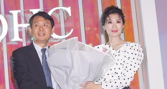 给发型师加工资，贾静雯泡面头，可爱气质炸裂！