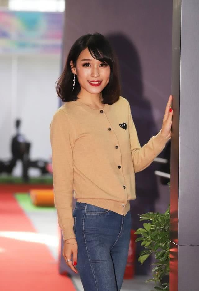  『气质』帅气牛仔裤时尚修身又气派，清爽自然又落落大方的感觉