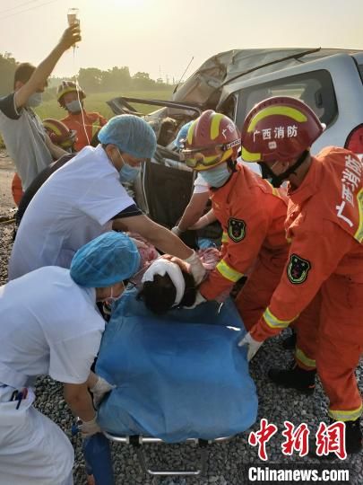 『面包车』广西南宁一面包车与大货车相撞 致5人遇难