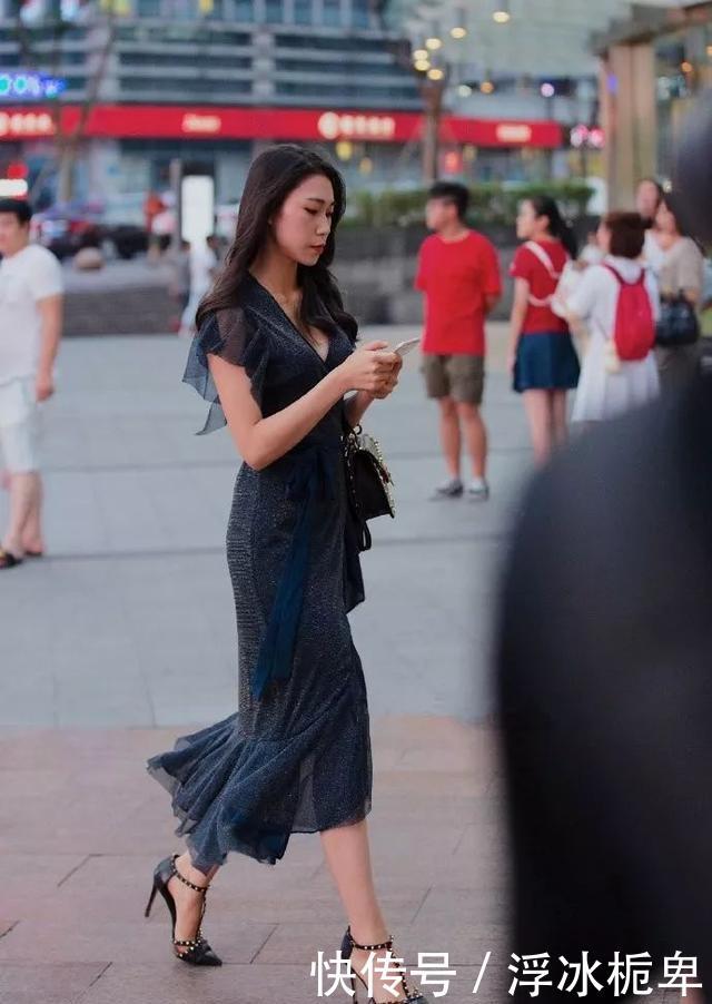 『迷人』脚上搭配上一双尖头的高跟鞋，让她显得更加的有魅力，更加迷人
