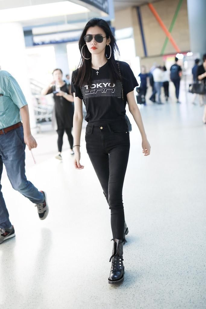 奚梦瑶简单穿搭亮相机场，撩头发都能迷死人，气场强大竹竿腿抢眼