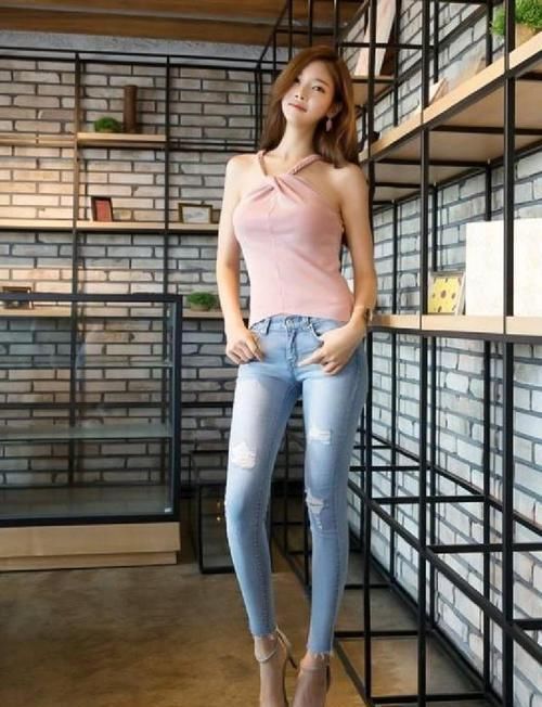  完美：修身牛仔裤美观时尚，魅力甜美展风姿，个性十足身材完美！