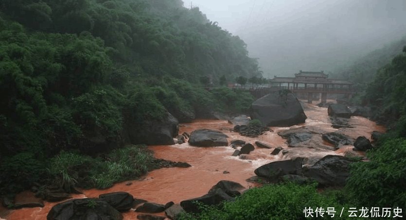 中国最诡异的河流! 两岸毒蛇出没, 一到下雨天就变成“血河”